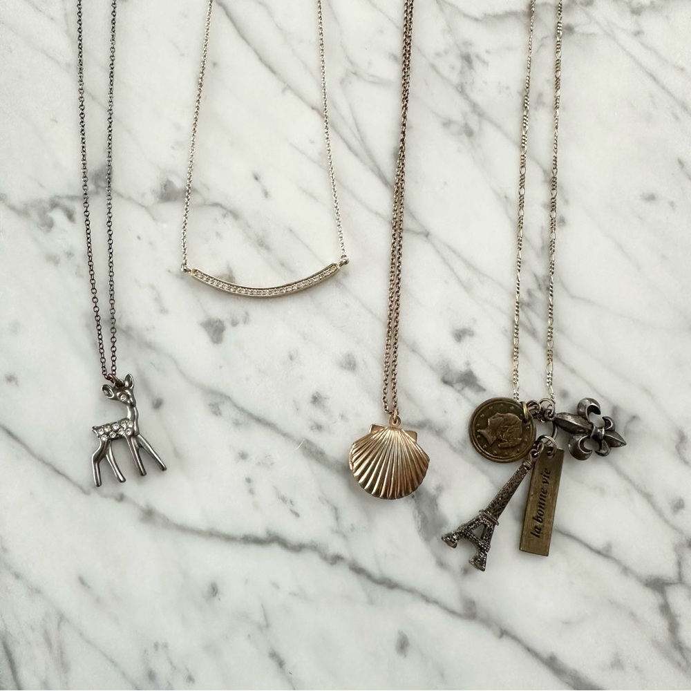 A bundle of 4 necklaces